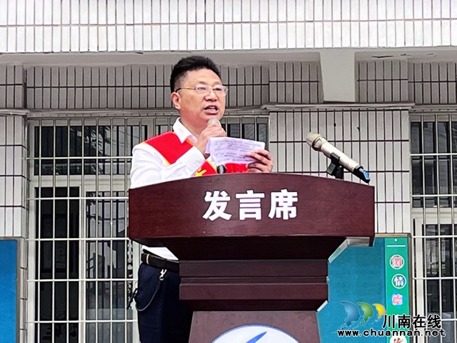 泸县六中：深情欢送退休教职工，共绘教育“同心圆”
