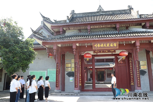 讲解员讲解（陈聪蓉）.JPG