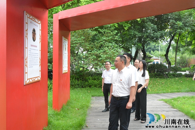 泸县一中党委理论学习中心组赴川江家风馆开展廉洁教育活动