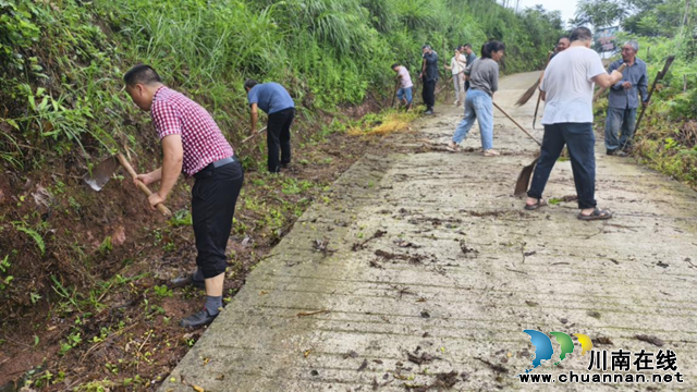 代表勤履职|福宝镇鲤鱼村:养护农村公路,守护群众出行安全(图2) 图片2.png