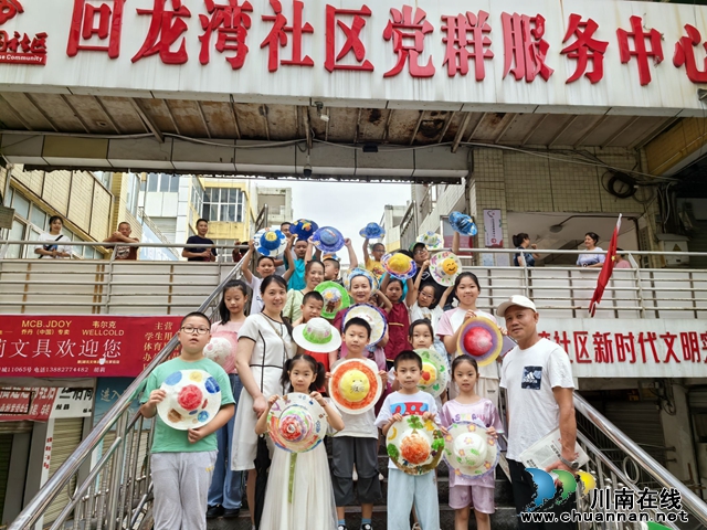 龙马潭区小市街道回龙湾社区开展“帽美如花，惊艳一夏”亲子趣味手工活动