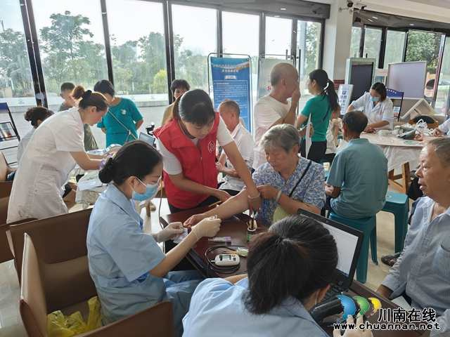 民心守护 | 泸县玉蟾街道：健康体检进社区 关爱居民“零”距离