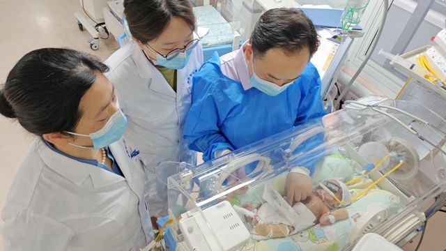体重不到3斤的“手掌宝宝”突发胃穿孔!市人医多学科协作打响“保胃”战!(图3) 微信图片_20240718101900.jpg