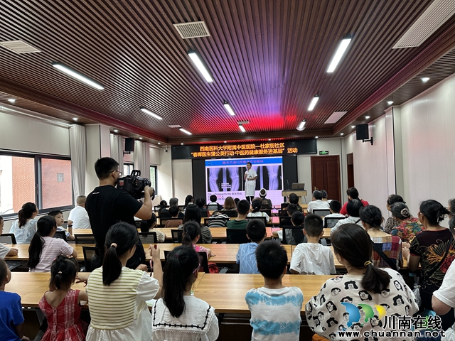 龙马潭区小市街道杜家街社区携手西南医大中医院开展 “春晖医生蒲公英行动进社区”义诊活动