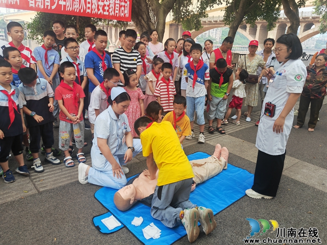 龙马潭区小市街道合道街社区开展“党带团 队旗飘飘”暑期青少年 防溺水安全教育活动