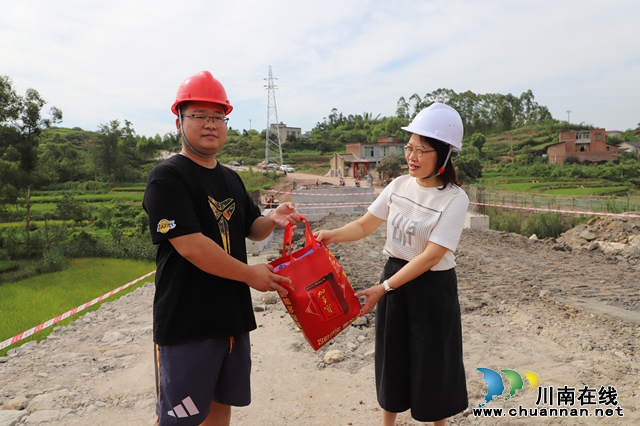 泸县人大常委会副主任罗晓玲到天兴镇督导当前重点工作