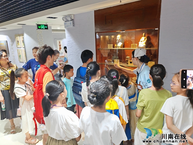 龙马潭区小市街道下大街社区开展西南医大中医院 中医药文化博物馆·院史馆参观教育活动