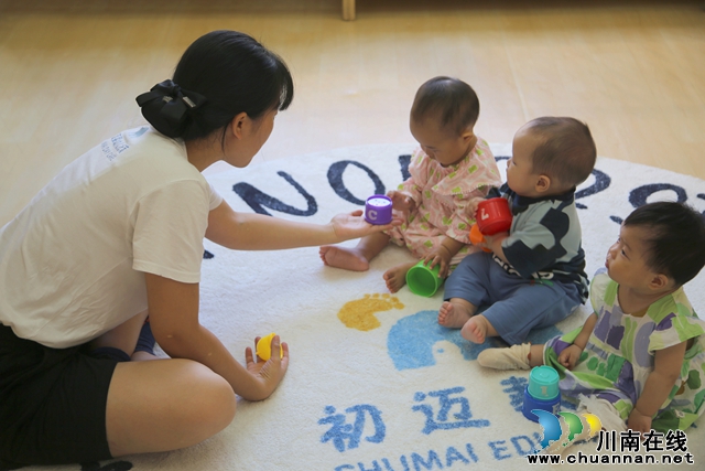 托育园内孩子们正和保育师一起做游戏3-陈沛遥摄.JPG