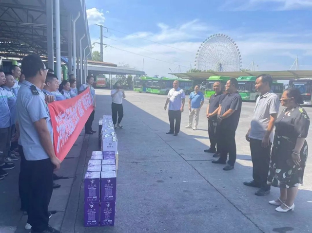 泸州市交通运输行业党委“送清凉”慰问公交一线职工