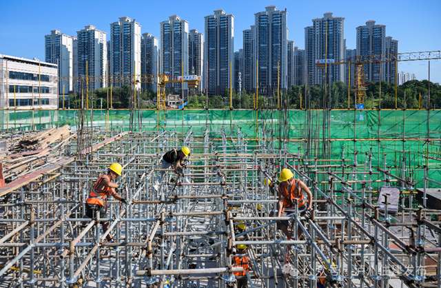 酷美|高温下的泸州城市建设一线坚守者(图1) 1.png