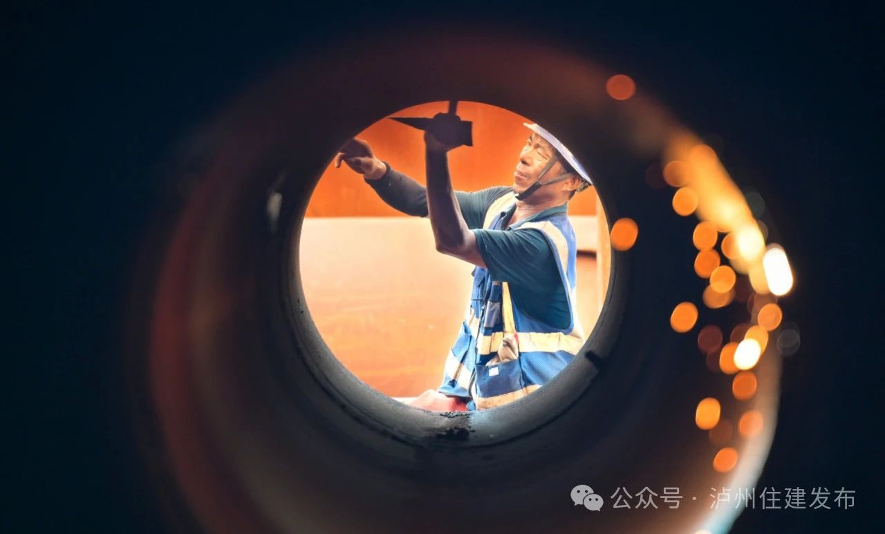 酷美|高温下的泸州城市建设一线坚守者(图5) 5.jpg