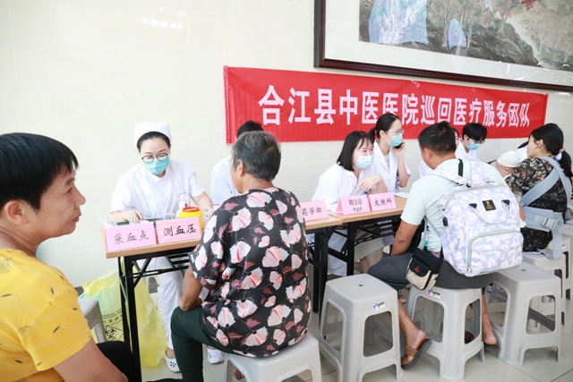 合江县中医医院开展“中国医师节”巡回医疗服务活动