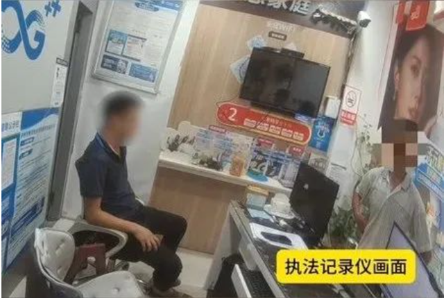 一男子跟警察打赌：信不信我铲你一耳屎