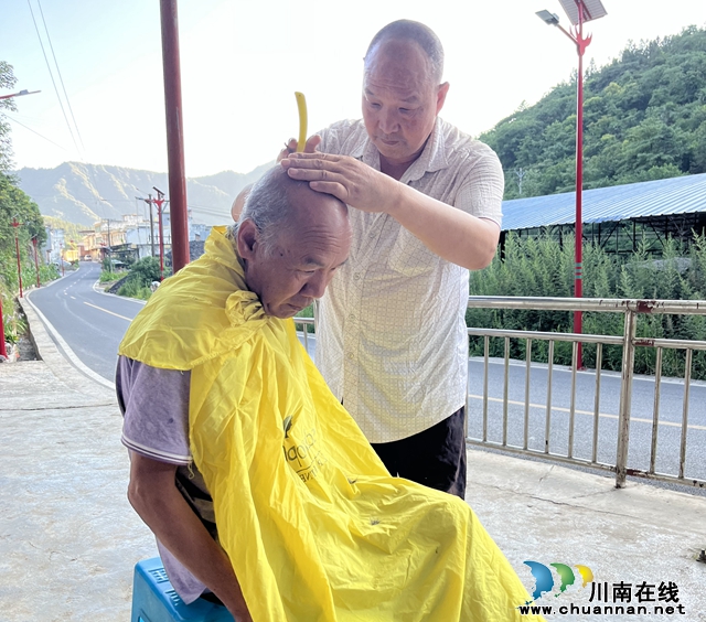 无声理发师30年坚持上门服务 巧手“剪”出爱的承诺(图2) 袁泽龙为村民理发.jpg