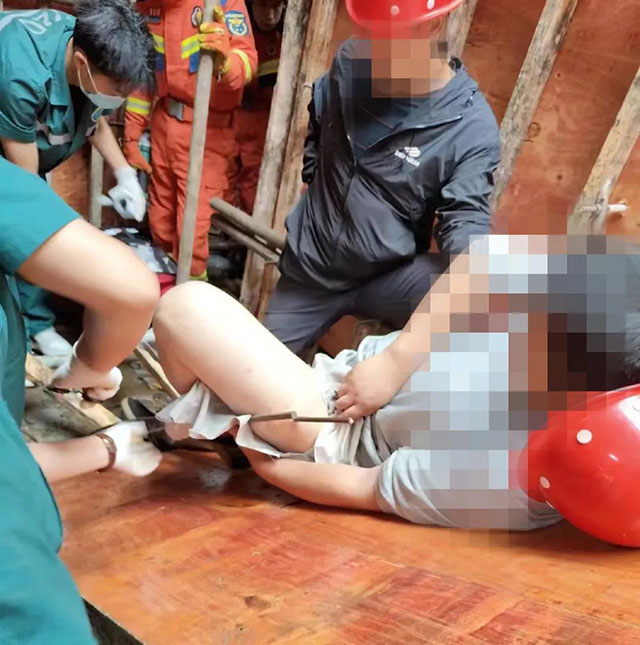 【惊险】小哥大腿被钢筋刺穿……