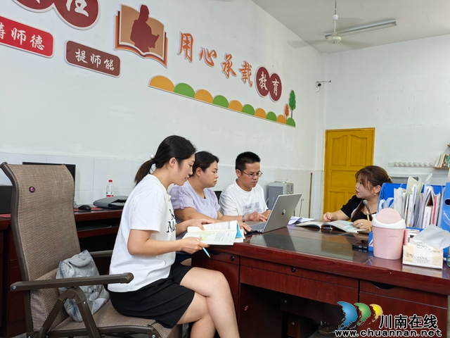 热辣新学期,燃情追梦时!叙永镇银顶小学全力做好开学准备工作(图2) 教师自主研修 (1).jpg