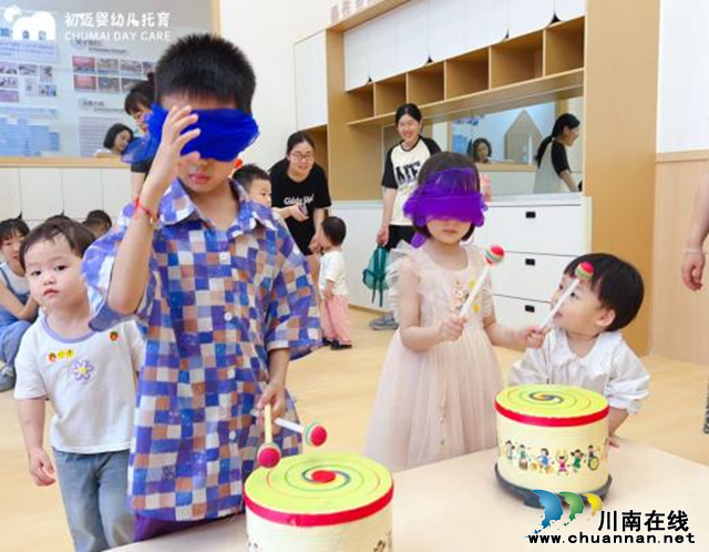 龙马潭区小市街道杜家街社区“向日葵亲子小屋”举办夏日暖园派对