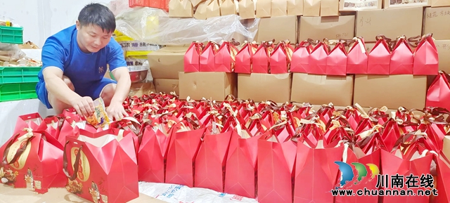 图2：罗小平在冷藏室分装手工月饼.jpg