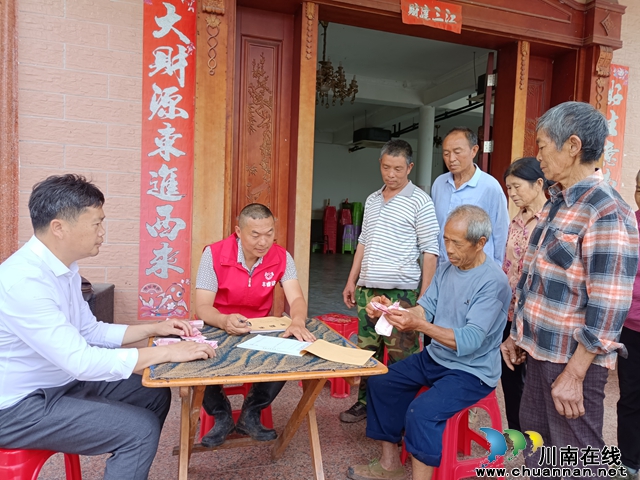 泸州丰睿达劳务专合为部分社员现场结算工资.jpg