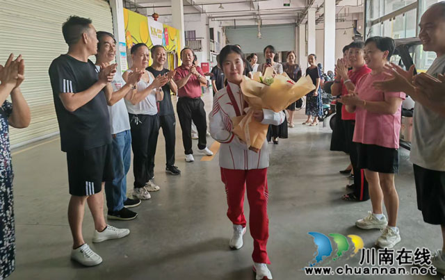 泸县老体协乒乓班队员热烈欢迎参加巴黎残奥会运动员金芋成凯旋归来.jpg
