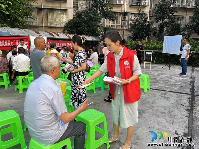 泸县玉蟾街道：健康科普零距离 义诊服务暖社区