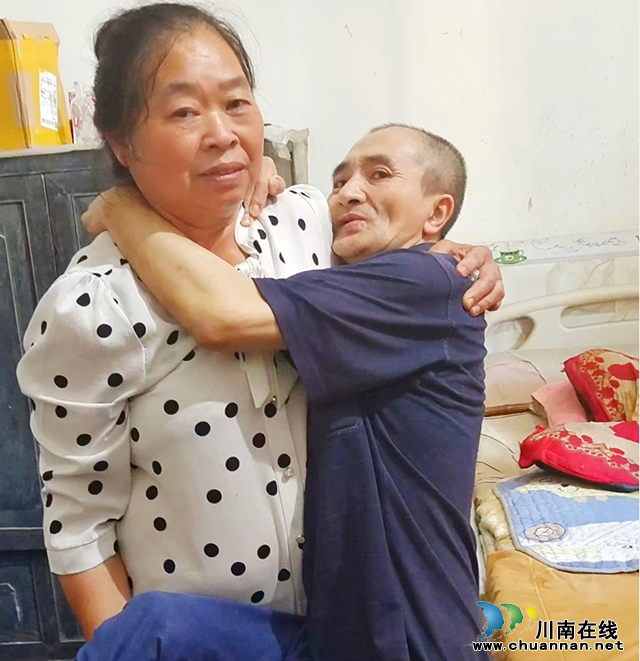 泸州纳溪：丈夫瘫痪11年 痴心妻子用双肩扛起一个家