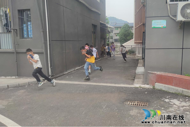 纳溪护国中学开展消防应急综合演练