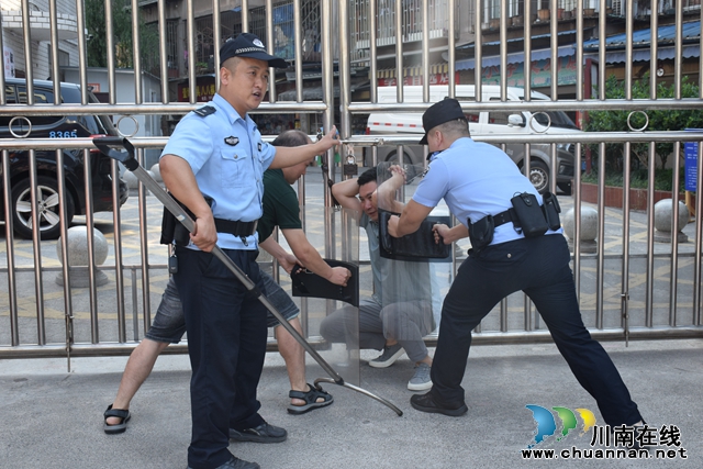警校携手共筑安全防线｜叙永银顶小学举办突发事件应急处置演练