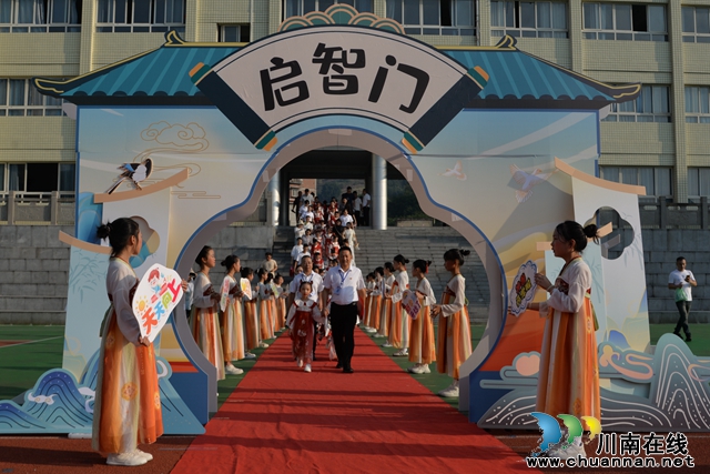 走过启智门.JPG