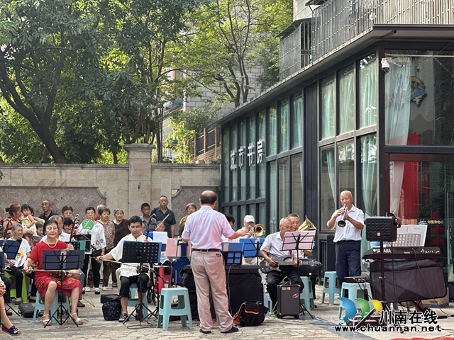 龙马潭区鱼塘街道云华山社区举行“同心庆华诞·献礼新时代”文艺汇演