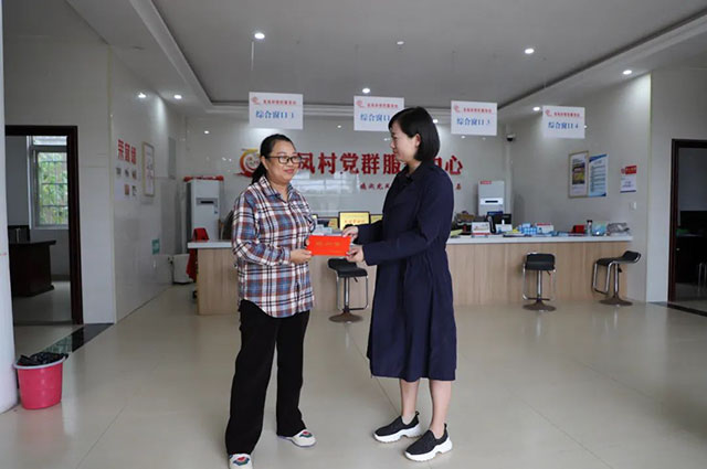 泸县天兴镇开展庆祝中华人民共和国成立75周年暨重阳节走访慰问活动
