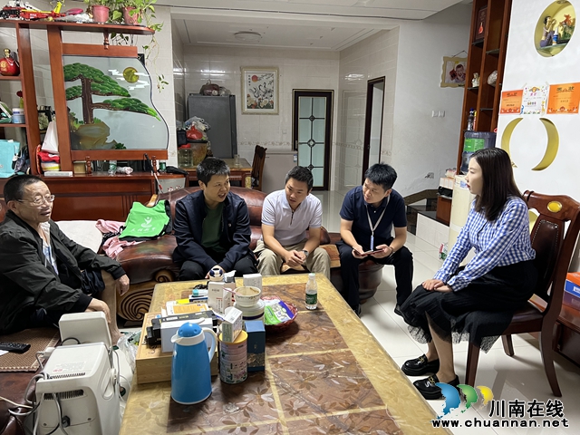 泸县玉蟾街道：情暖人心 共庆华诞重阳情