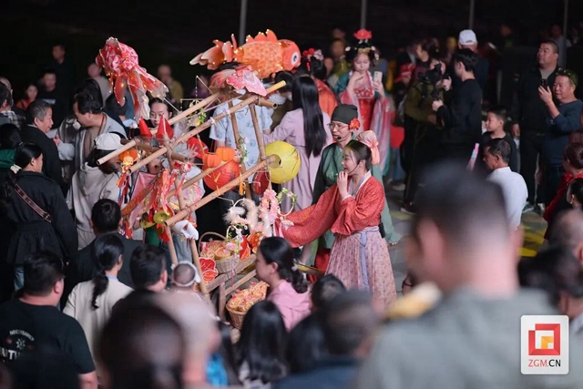 “夜游釜溪”：穿越盐运盛世 邀游客“一秒入戏”