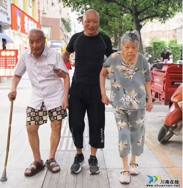 孝心感动落鸿河┃记古蔺县金兰街道东城社区干部许多