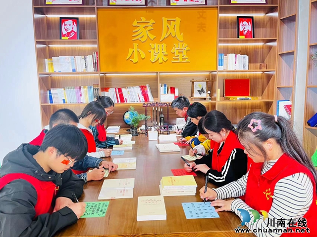 大学生们写下祝福语（龙洪艳摄）.jpg