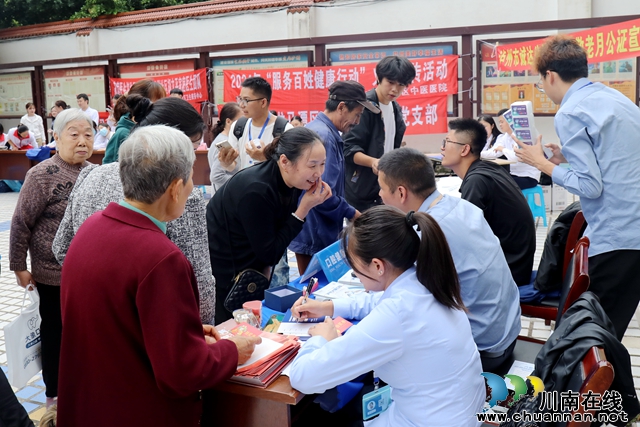 龙马潭：载歌载舞欢度重阳 社区老人乐享幸福生活