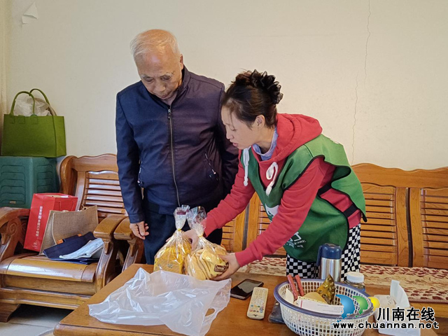 江阳区大山坪街道康华苑社区开展“关爱老人，温暖同行”活动