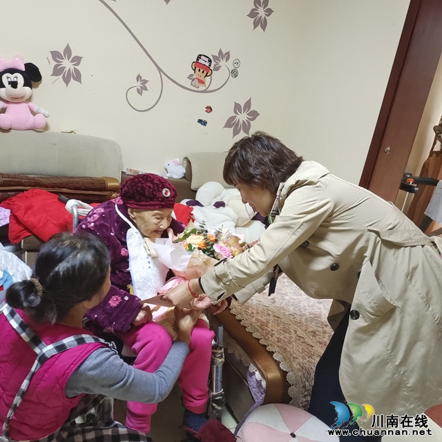 龙马潭区鱼塘街道：重阳敬老行 代表情更浓