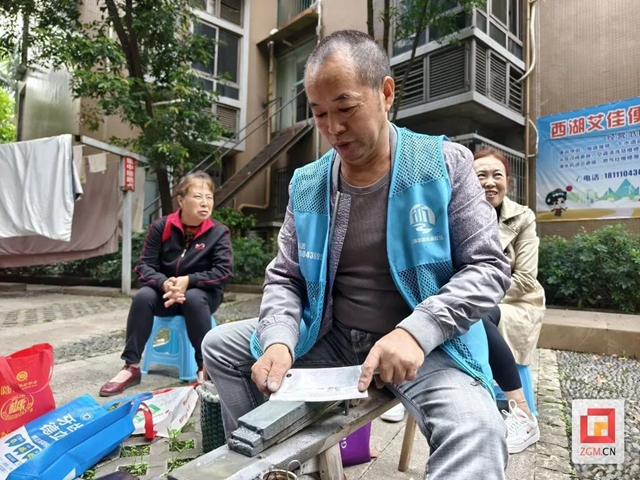 自贡：走街串巷30年，只想守住传统老手艺
