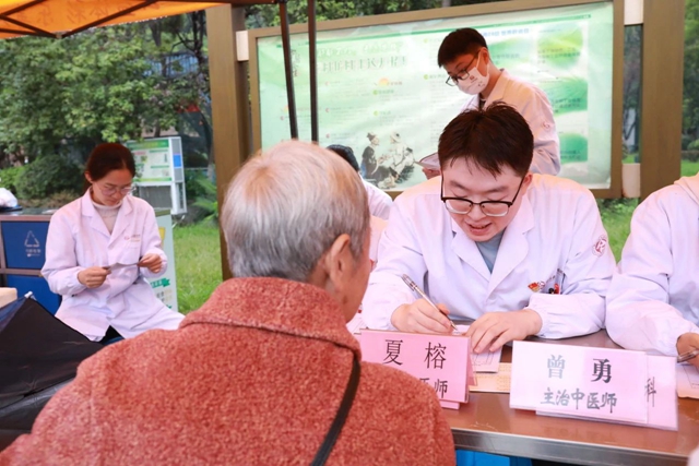 情暖重阳 敬老爱老 | 医院开展重阳节巡回诊疗活动!(图3) 微信图片_20241012115825.jpg