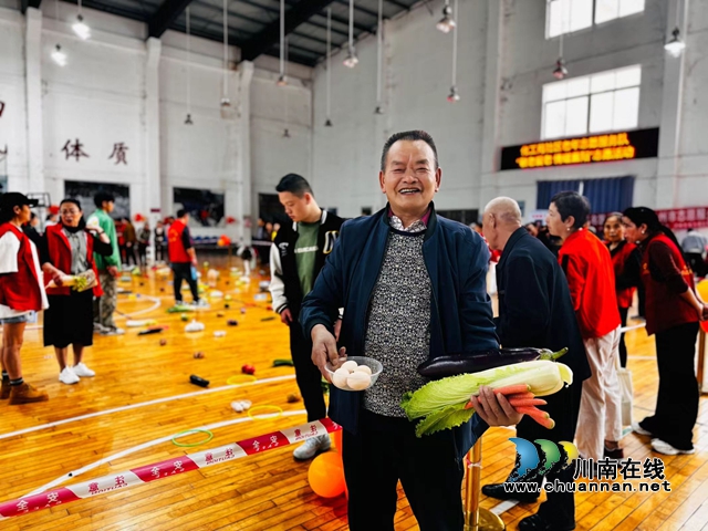 在泸州市龙马潭区罗汉街道化工苑社区全民健身中心，趣味蔬菜套圈活动正在开展 (3).jpg
