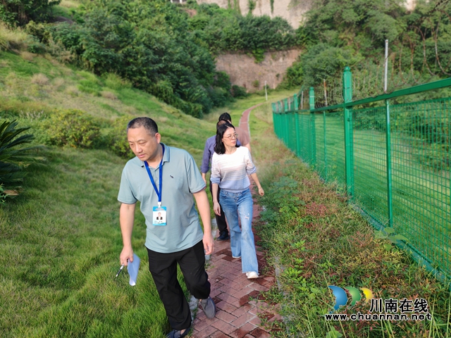 龙马潭区小市街道下大街社区:包联领导践行“一线”工作 共同推进社区环保事业(图2) IMG_20241014_163713.jpg