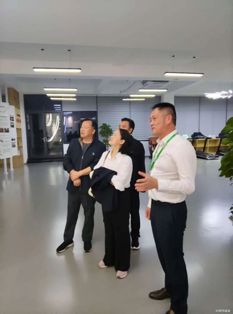 泸州市文联主席张合调研时为公司(图2) 2.jpg