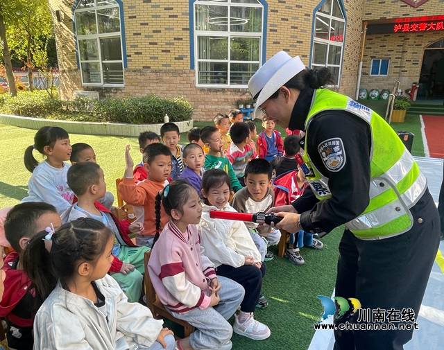 “幼”见交警 安全同行｜泸县城东幼儿园开展交通安全宣传教育活动