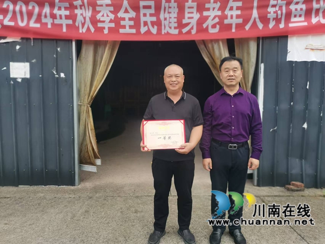 荣获个人一等奖者与颁奖领导留影.jpg