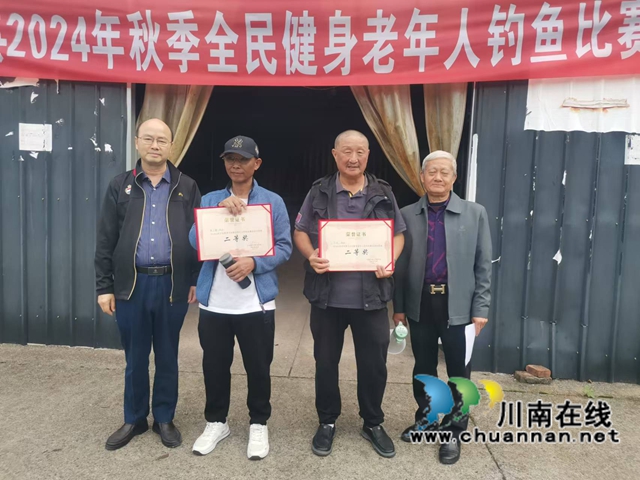 获得个人二等奖者与颁奖领导留影.jpg