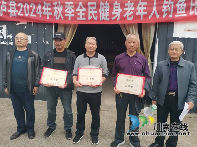 获得个人三等奖者与颁奖领导留影.jpg