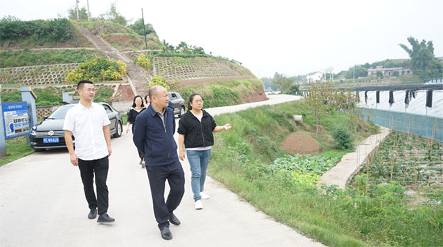 泸州公交集团党委书记李宏率队到帮扶村开展调研慰问工作(图2) 2.jpg
