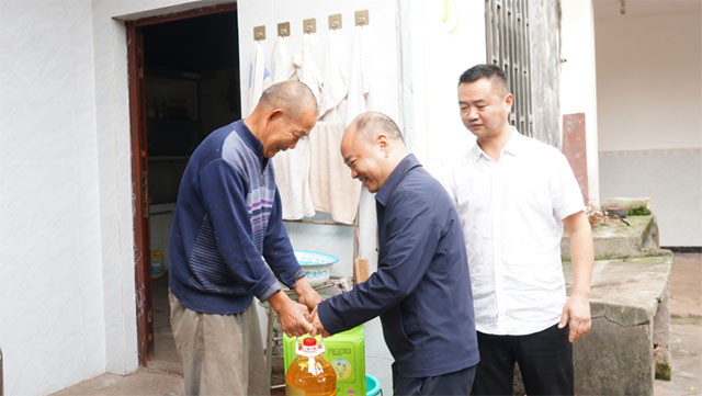 泸州公交集团党委书记李宏率队到帮扶村开展调研慰问工作(图3) 3.jpg