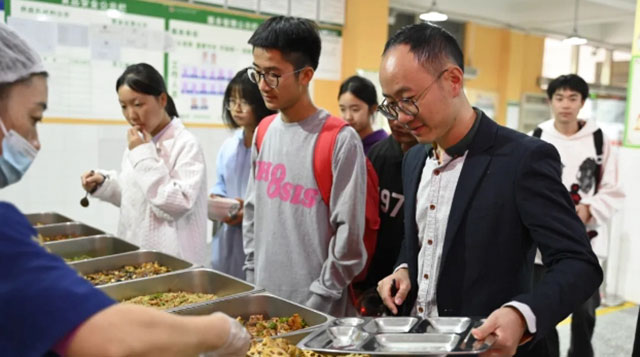 泸县建校举行2024年秋期膳食管理家长委员会成立大会暨学生食堂饭菜定价会(图6) 6.jpg